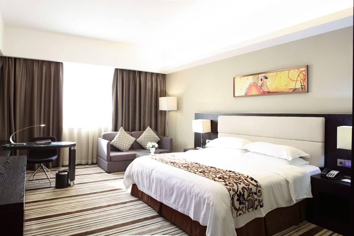 Deluxe Room, 1 King Bed | In-room safe, desk, blackout curtains, free WiFi