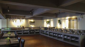 Daily buffet breakfast (CNY 38.00 per person)