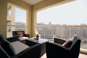 Apartment, 1 Bedroom | Bathroom | Combined shower/tub, free toiletries, towels