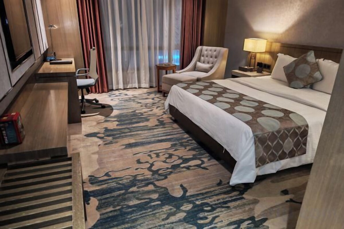 Premium bedding, minibar, in-room safe, desk