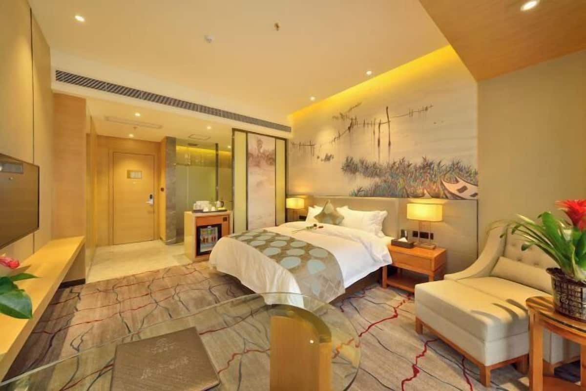 Premium bedding, minibar, in-room safe, desk