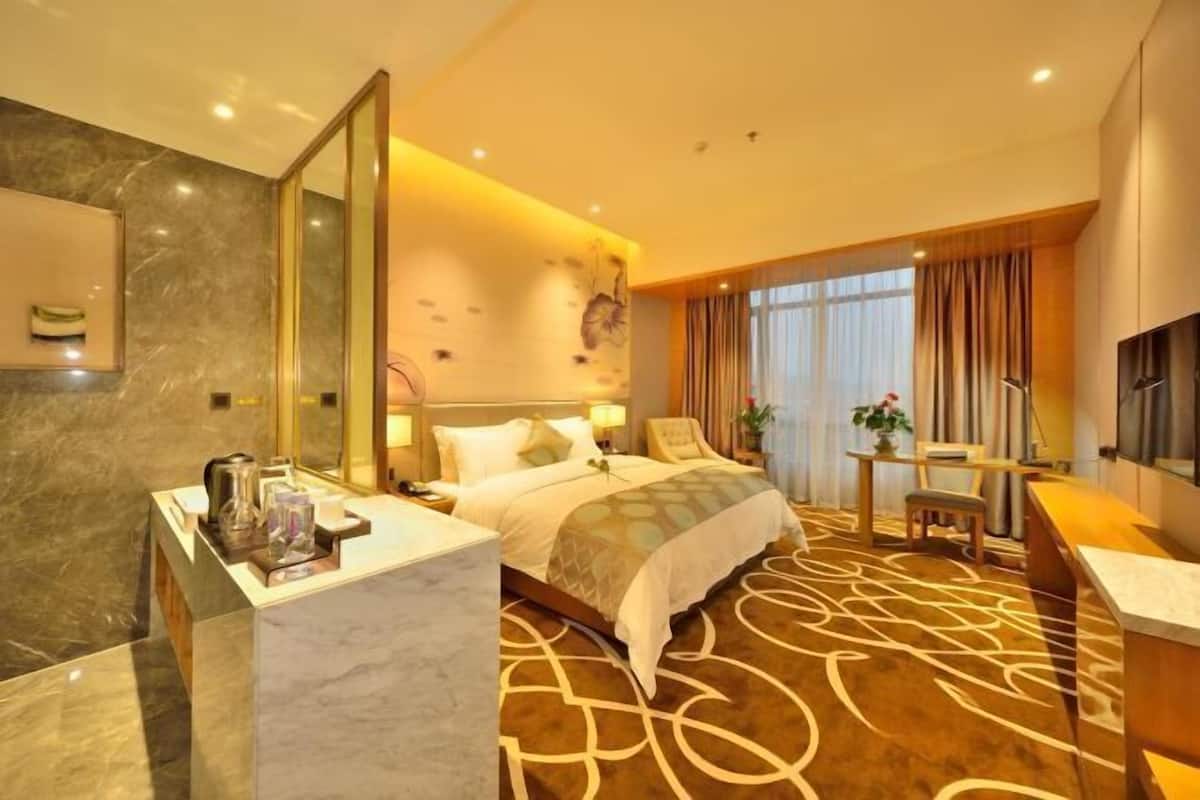 Premium bedding, minibar, in-room safe, desk