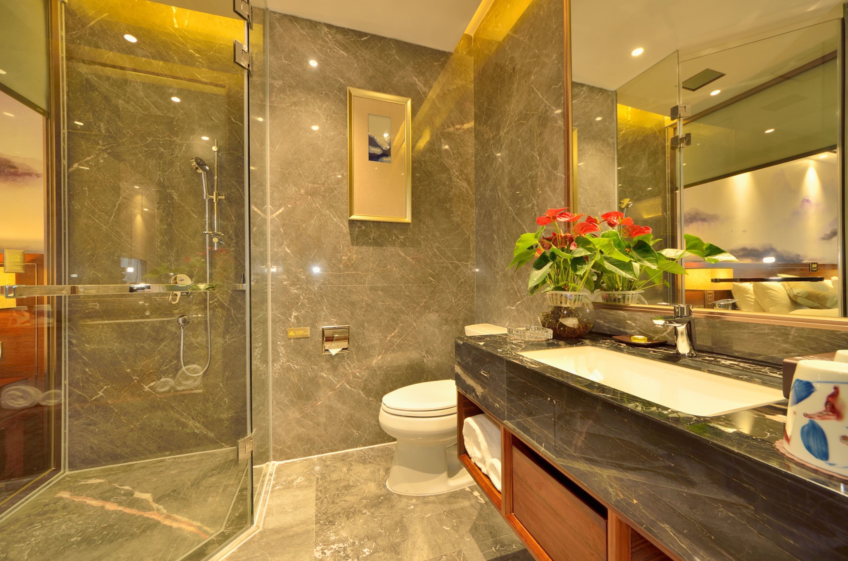 Gabungan pancuran/tab mandi, kelengkapan dandanan diri percuma 