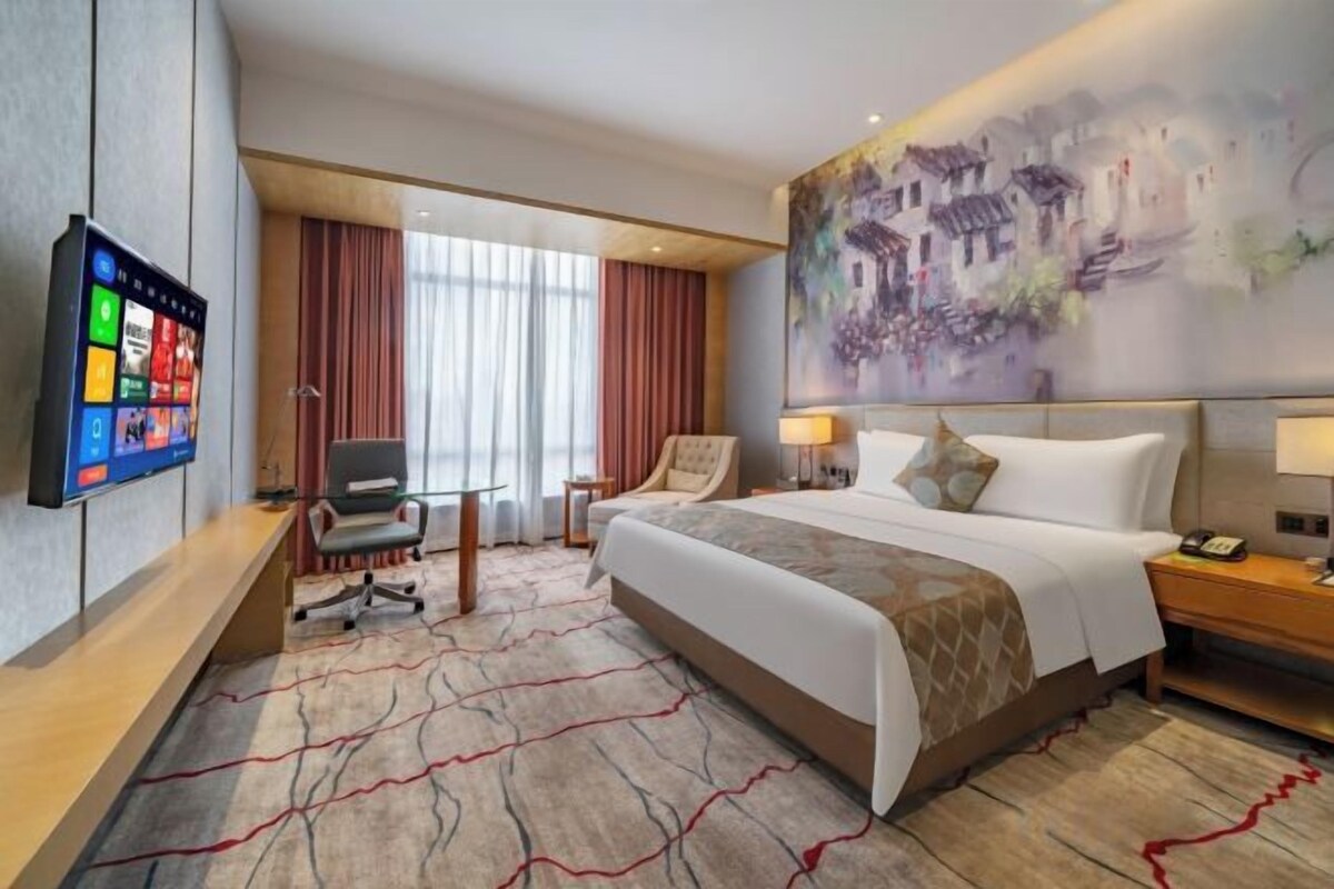 Premium bedding, minibar, in-room safe, desk