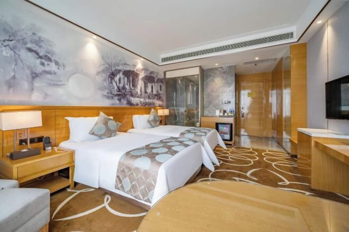 Premium bedding, minibar, in-room safe, desk
