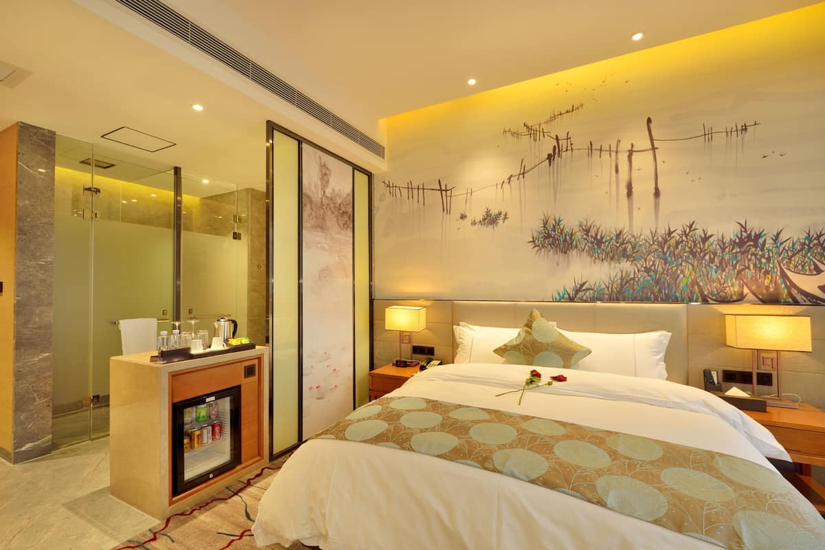 Deluxe Queen Room  | Premium bedding, minibar, in-room safe, desk