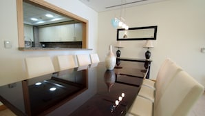 Apartment, 2 Schlafzimmer | Essbereich im Zimmer