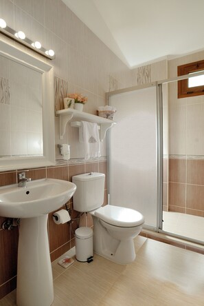 Ducha, artículos de tocador gratuitos, secador de pelo, pantuflas