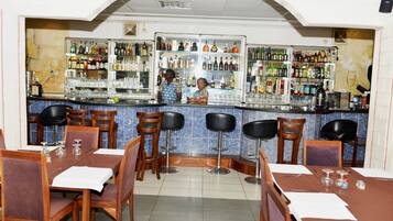 Sarapan dihidangkan, masakan tempatan dan antarabangsa