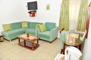 Junior Suite | Living area | Flat-screen TV - Paradise Hotel (Lomé)