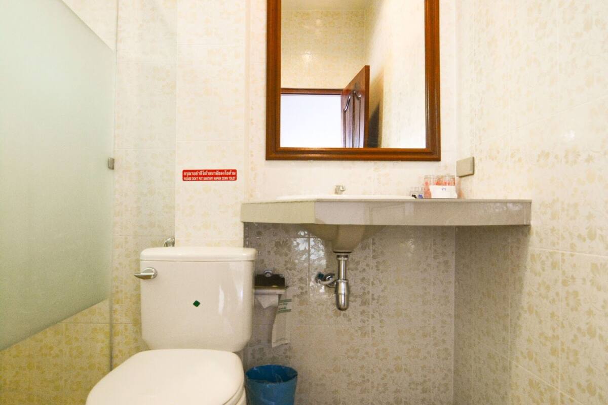 shower, free toiletries, towels