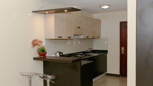 Refrigerador, placa de cocina, tetera/pava eléctrica