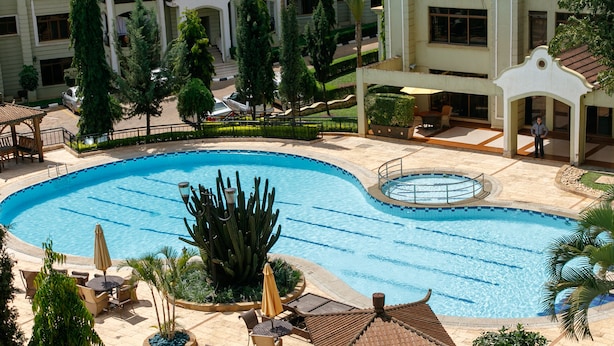 Una piscina al aire libre
