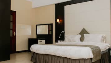 Superior Studio, 1 Queen Bed, Accessible | 1 bedroom, minibar, in-room safe, desk