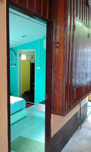 Small Double Room | Didekorasi berbeda-beda dan dilengkapi dengan perabotan berbeda-beda