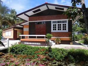 Rumah Keluarga, 2 kamar tidur, 2 kamar mandi, pemandangan kebun | Teras/patio