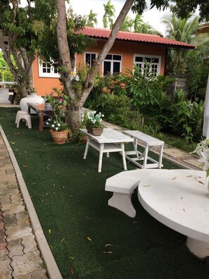 Large One Bedroom | Tempat makan outdoor