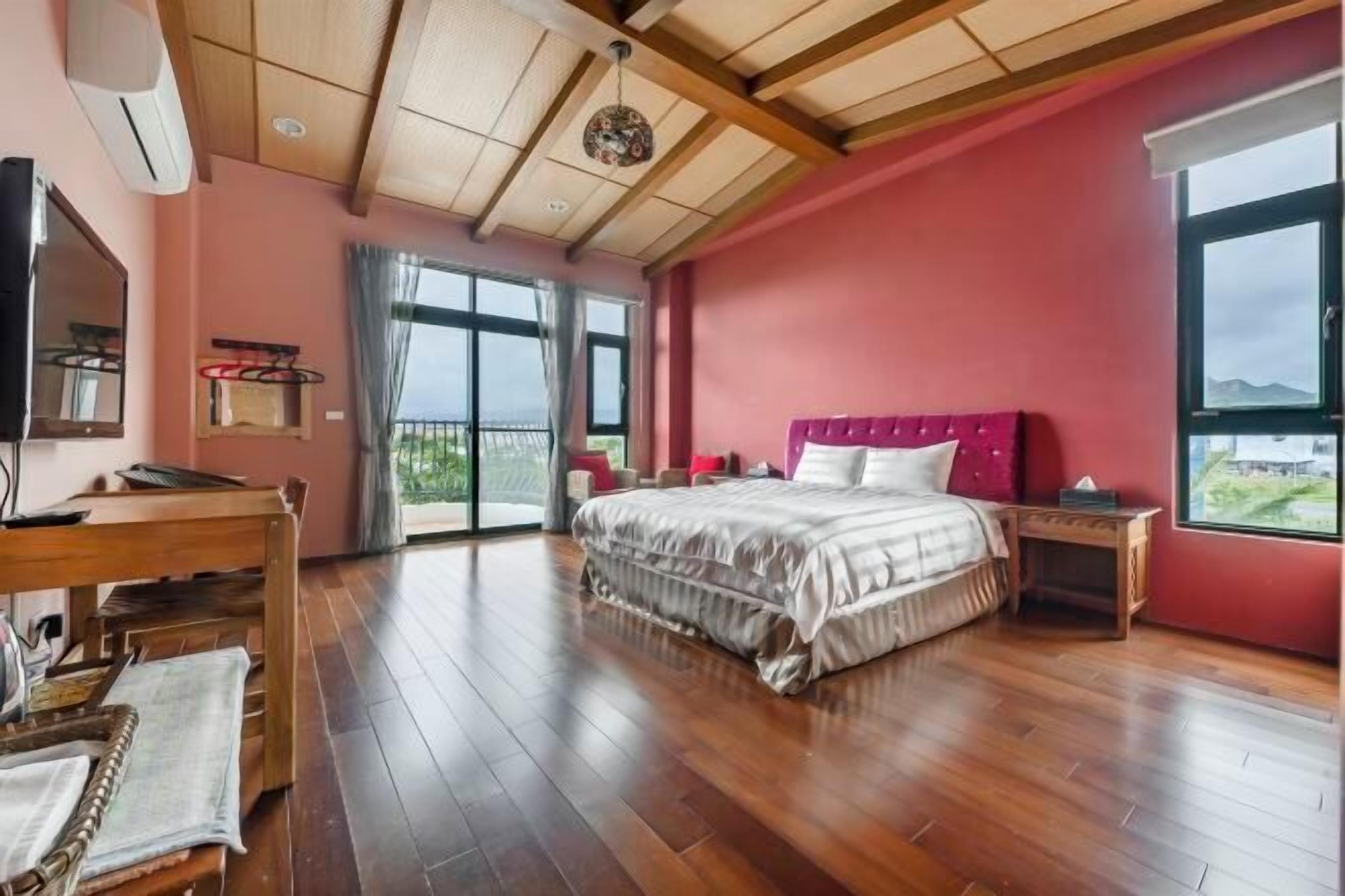 Escritorio, cortinas blackout, sistema de insonorización y wifi gratis 