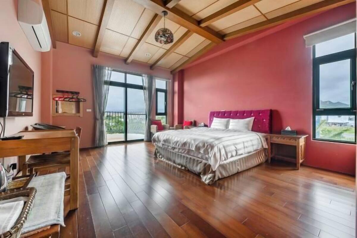 Desk, blackout drapes, soundproofing, free WiFi