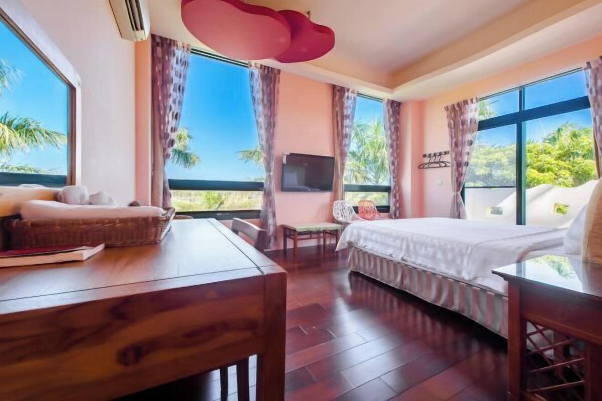 Desk, blackout drapes, soundproofing, free WiFi