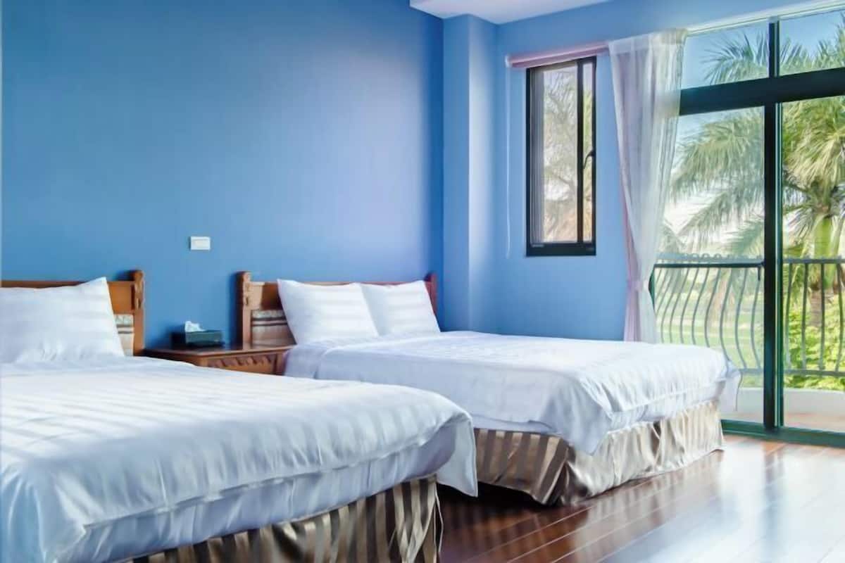 Desk, blackout drapes, soundproofing, free WiFi