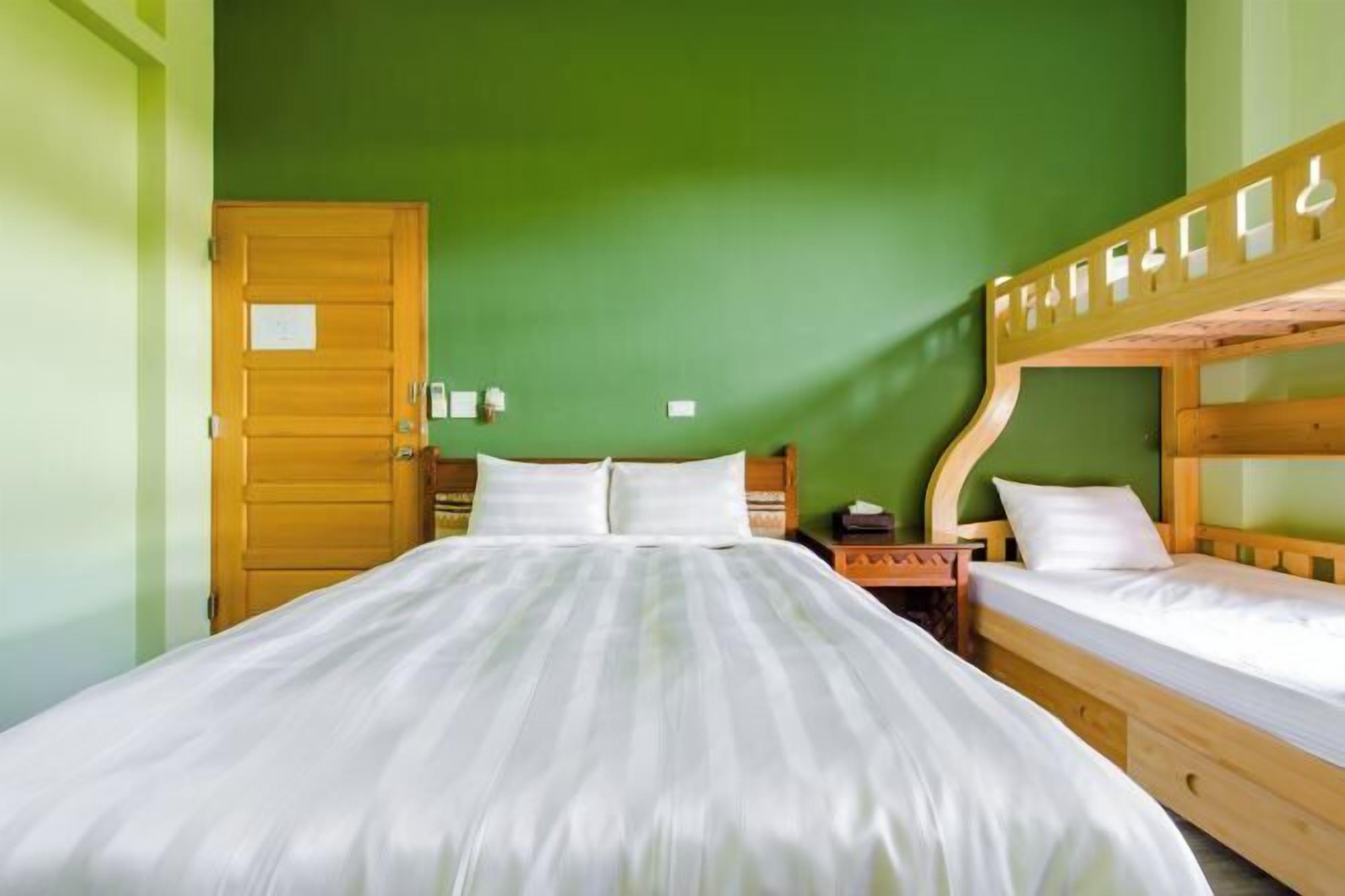 Escritorio, cortinas blackout, sistema de insonorización y wifi gratis 