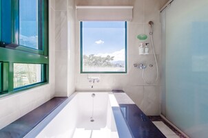 Standard Tek Büyük Yataklı Oda, Balkon | Banyo | Ücretsiz banyo/kozmetik ürünleri, saç kurutma makinesi, terlik, bide