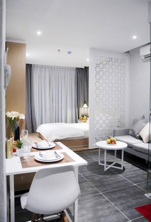1 Schlafzimmer, Zimmersafe, Schreibtisch, laptopgeeigneter Arbeitsplatz