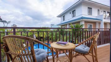 Habitación cuádruple Deluxe, vista a la alberca | Terraza o patio