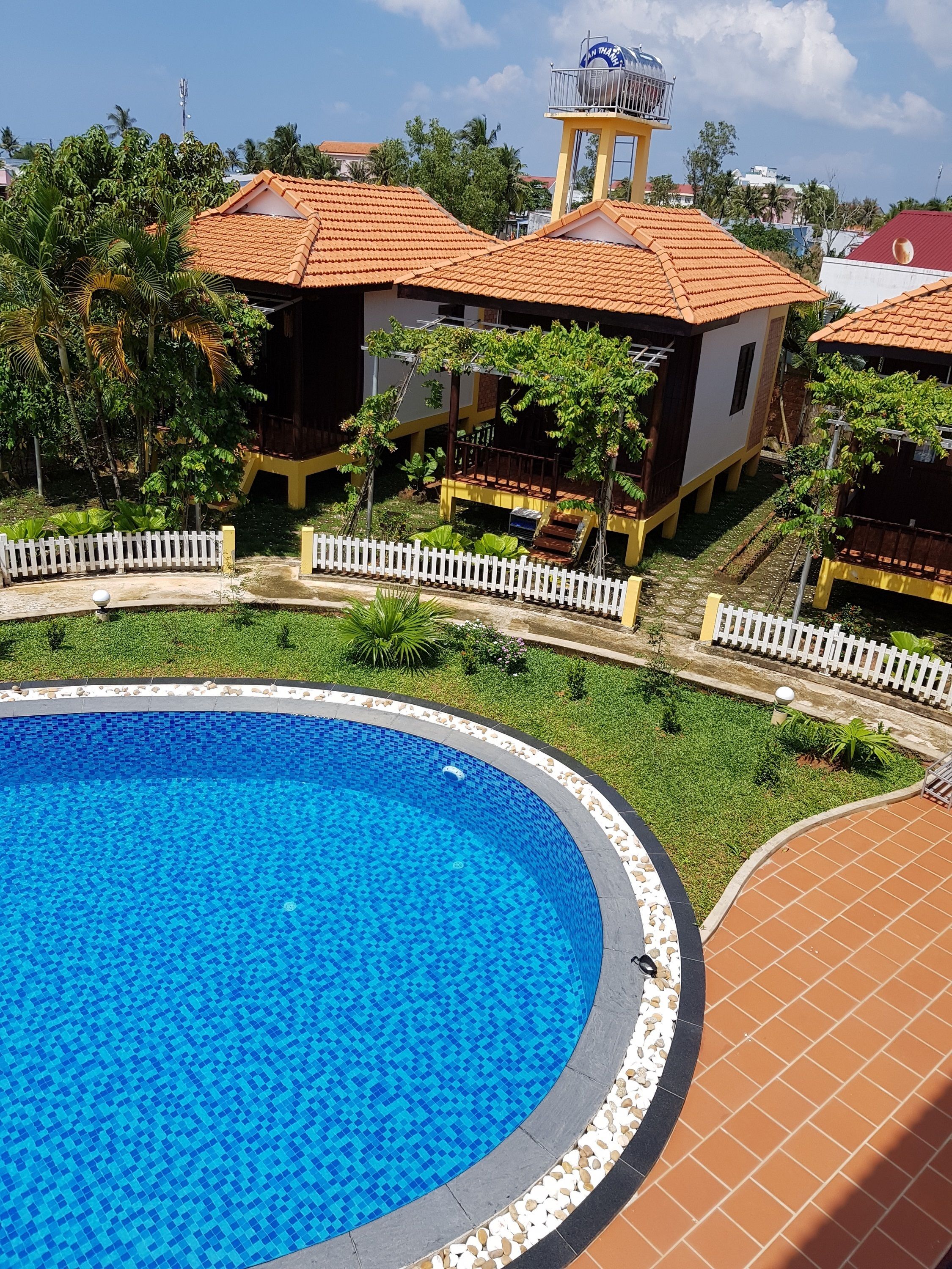 Utendørsbasseng og solsenger