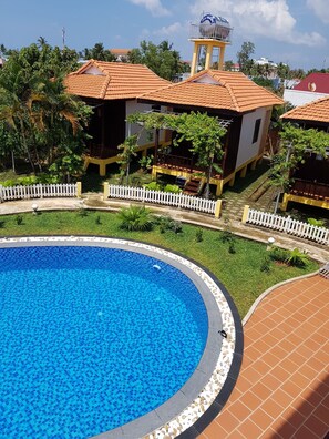 Outdoor pool, sun loungers - Hung Vuong Resort (Phu Quoc)