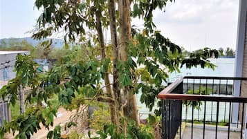 Deluxe Room, Garden View | Balcony