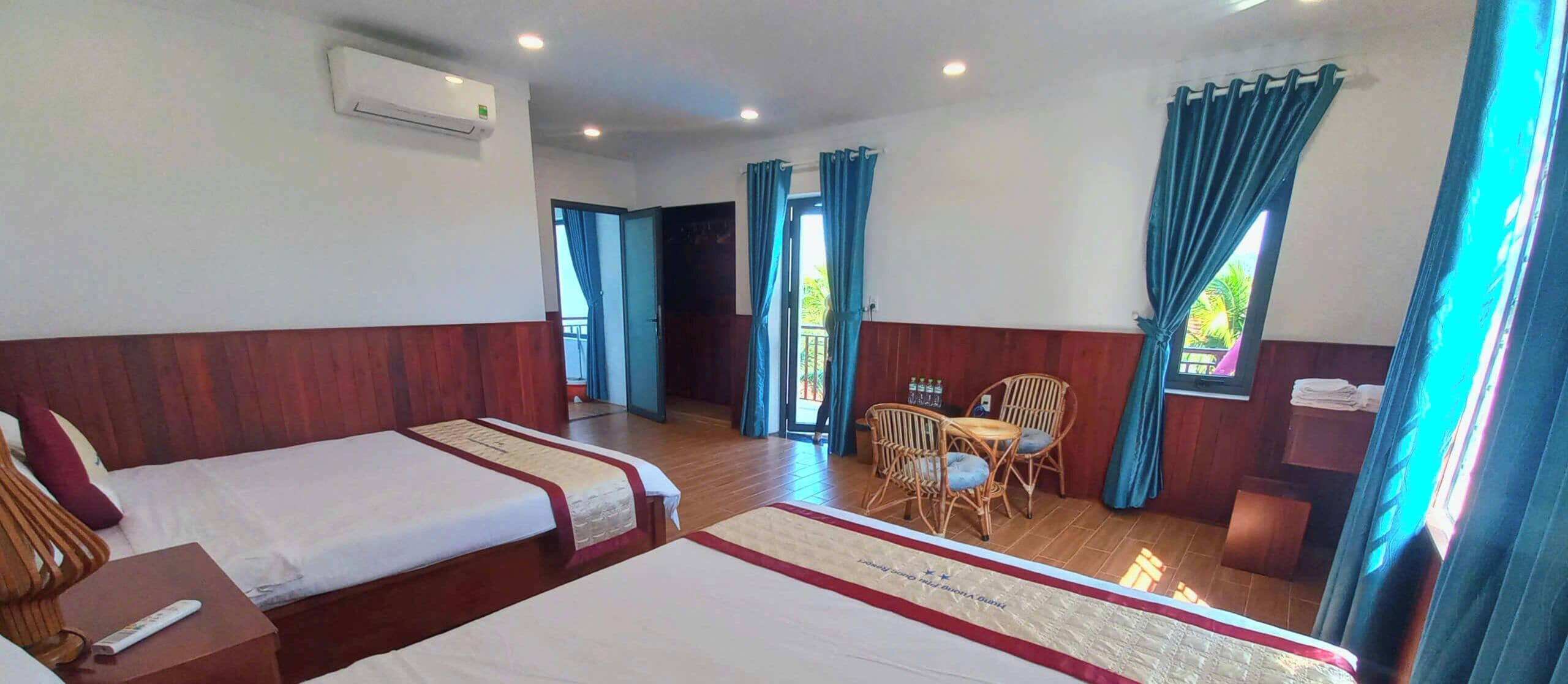 Deluxe-Vierbettzimmer, Poolblick | Minibar, Schreibtisch, schallisolierte Zimmer, kostenloses WLAN