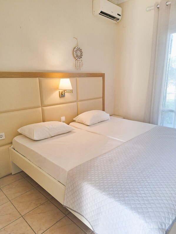 Classic-Studio | Allergikerbettwaren, Betten mit Memory-Foam-Matratzen, Schreibtisch