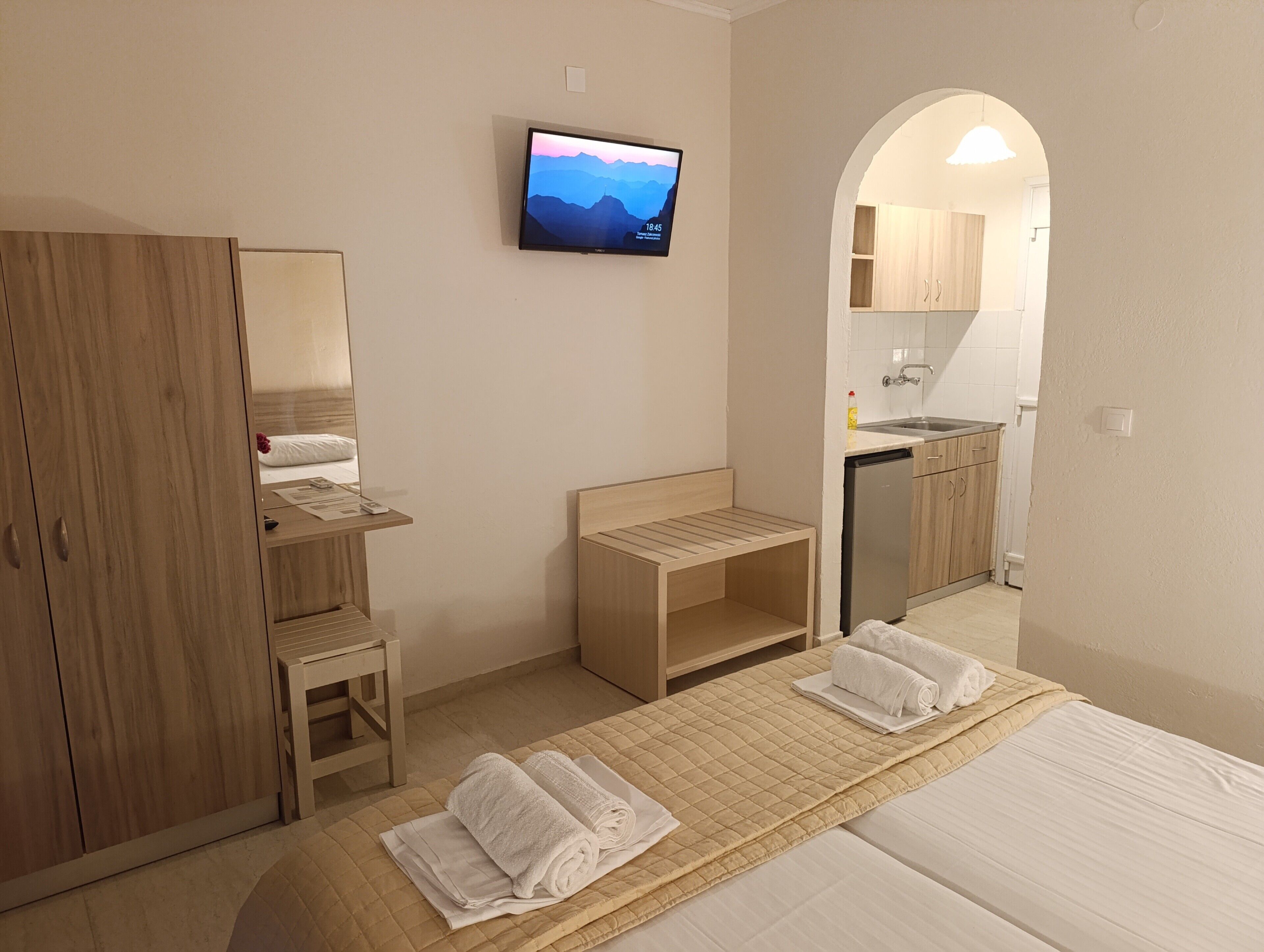 Classic Studio | Hypo-allergenic bedding, memory foam beds, desk, soundproofing
