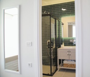 Deluxe-Zimmer, Poolblick | Badezimmer | Dusche, kostenlose Toilettenartikel, Haartrockner, Hausschuhe