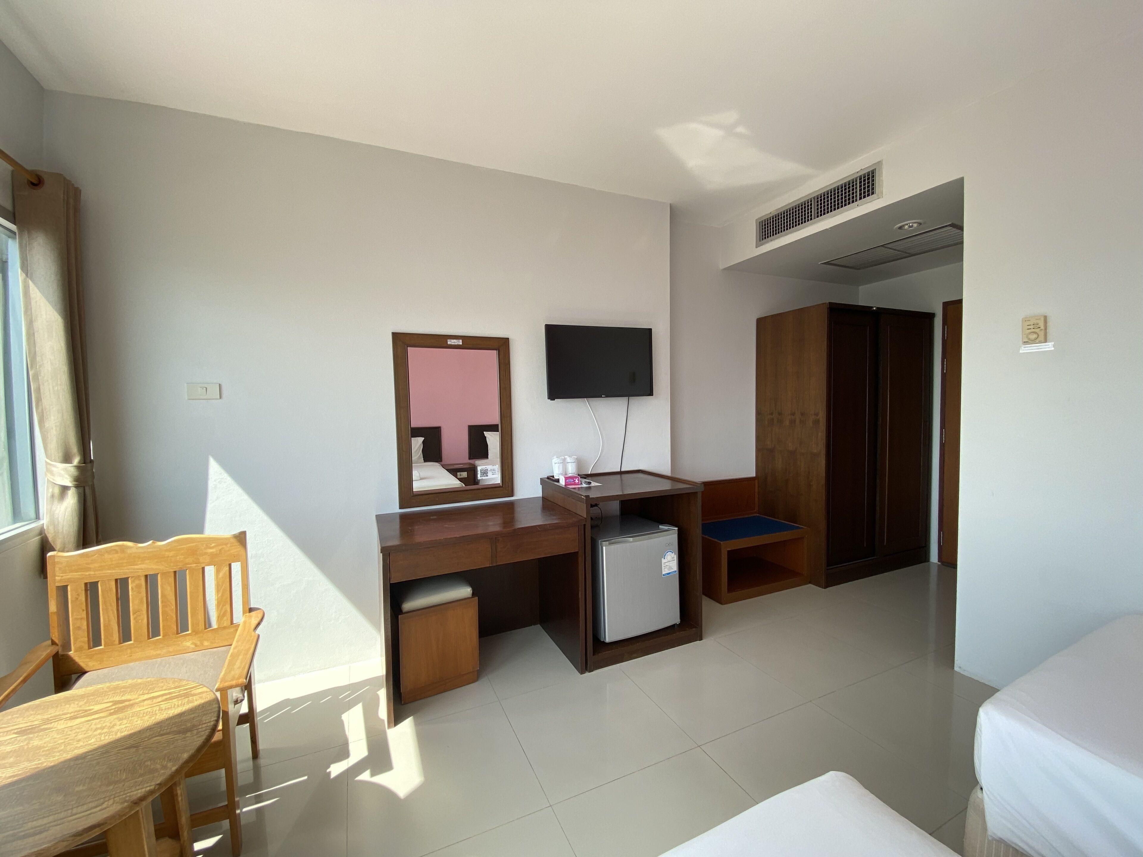 standard twin room with seaview | in-room safe, rollaway beds, free wifi