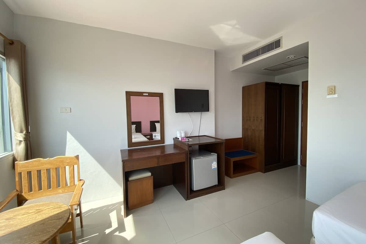 standard twin room with seaview | in-room safe, rollaway beds, free wifi