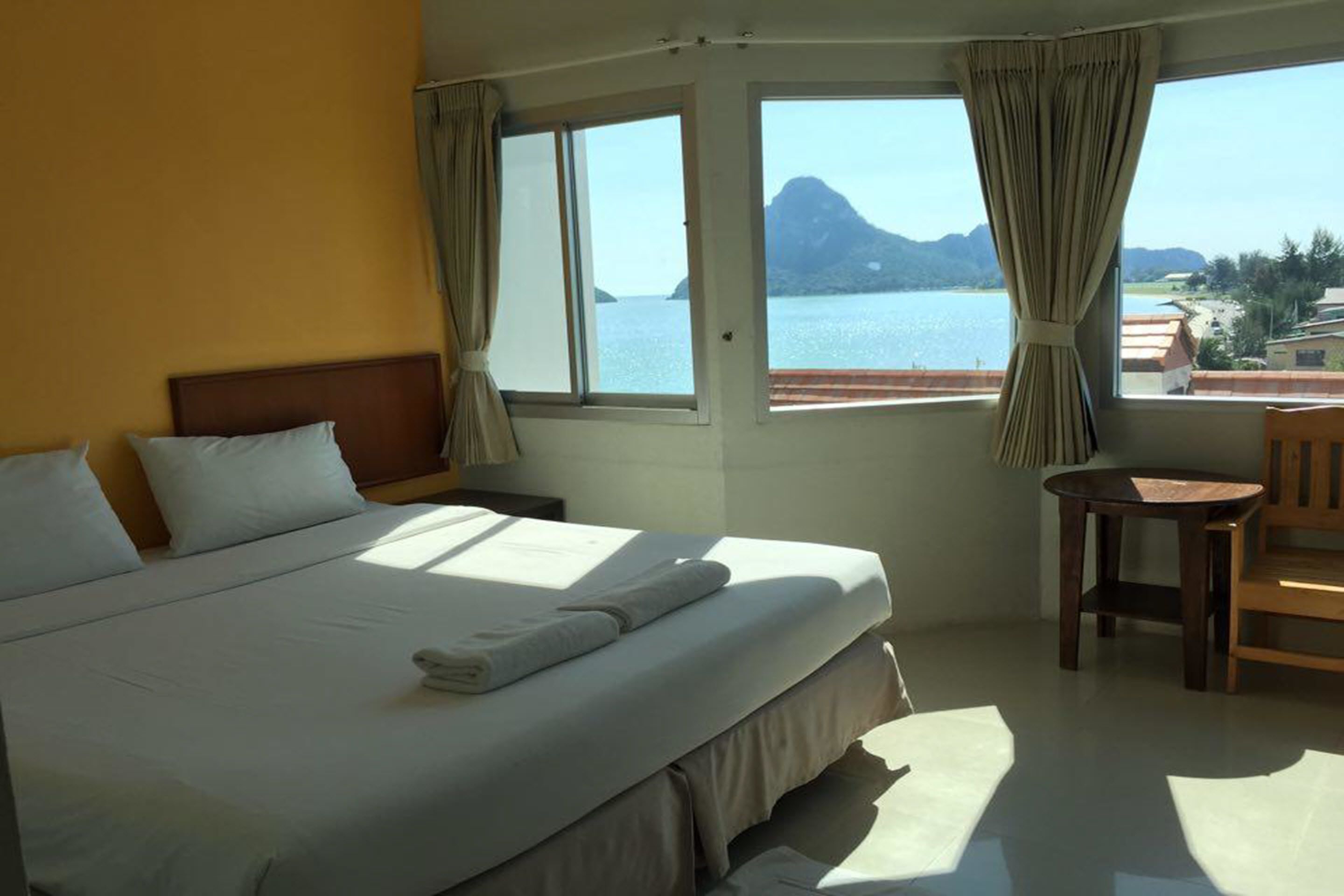 standard double room with seaview | in-room safe, rollaway beds, free wifi