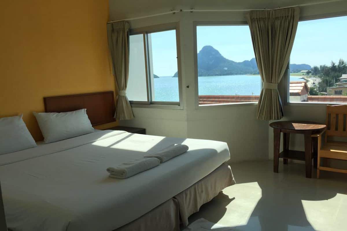 standard double room with seaview | in-room safe, rollaway beds, free wifi