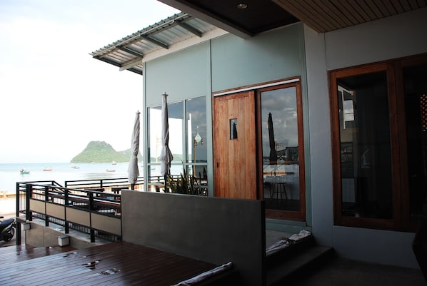 Terrace/patio - Prachuap Beach Hotel (Prachuap Khiri Khan)