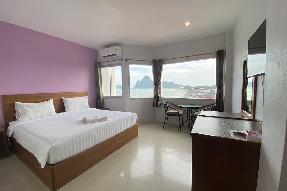 standard double room with seaview | in-room safe, rollaway beds, free wifi