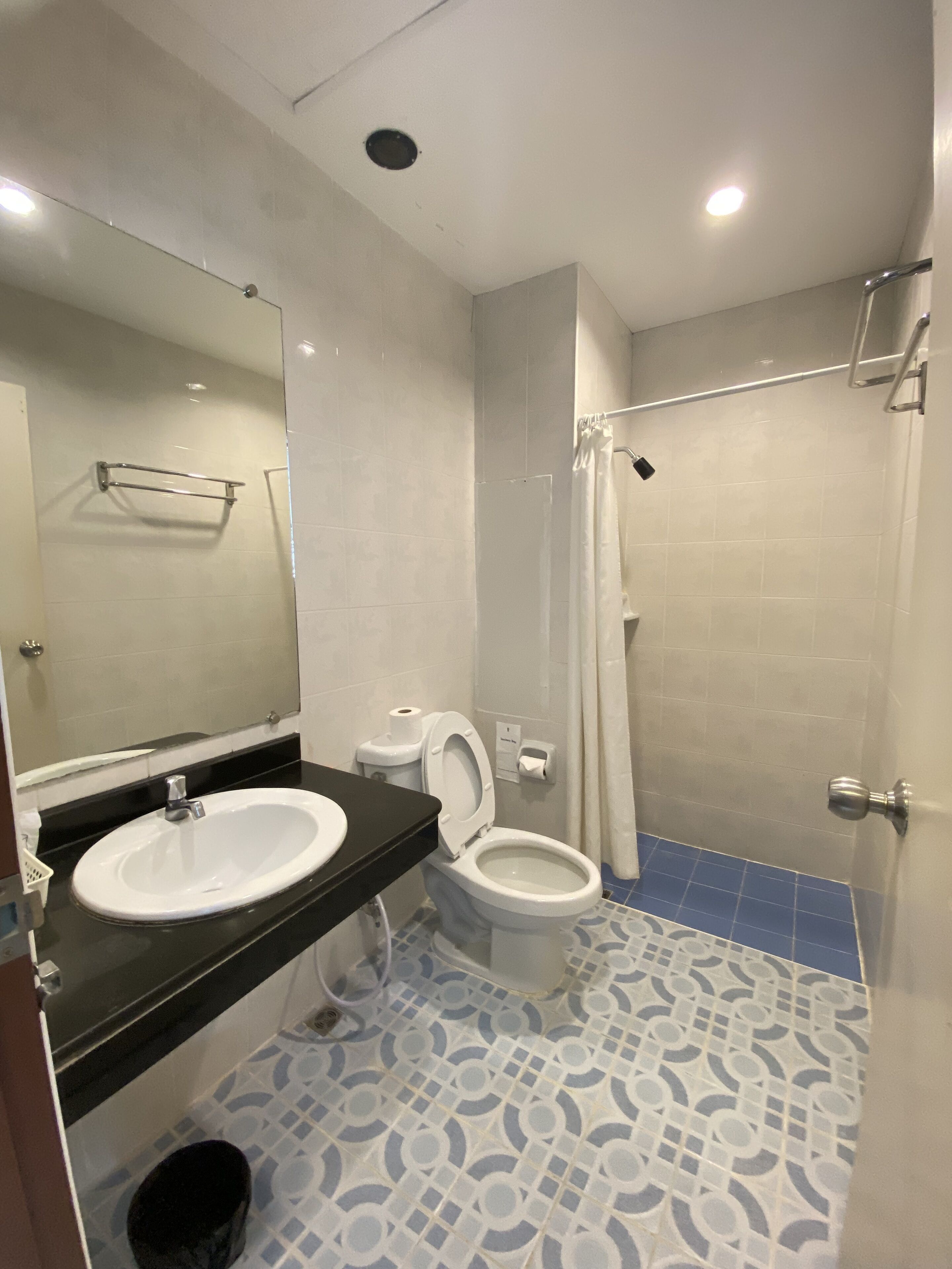 shower, free toiletries, towels