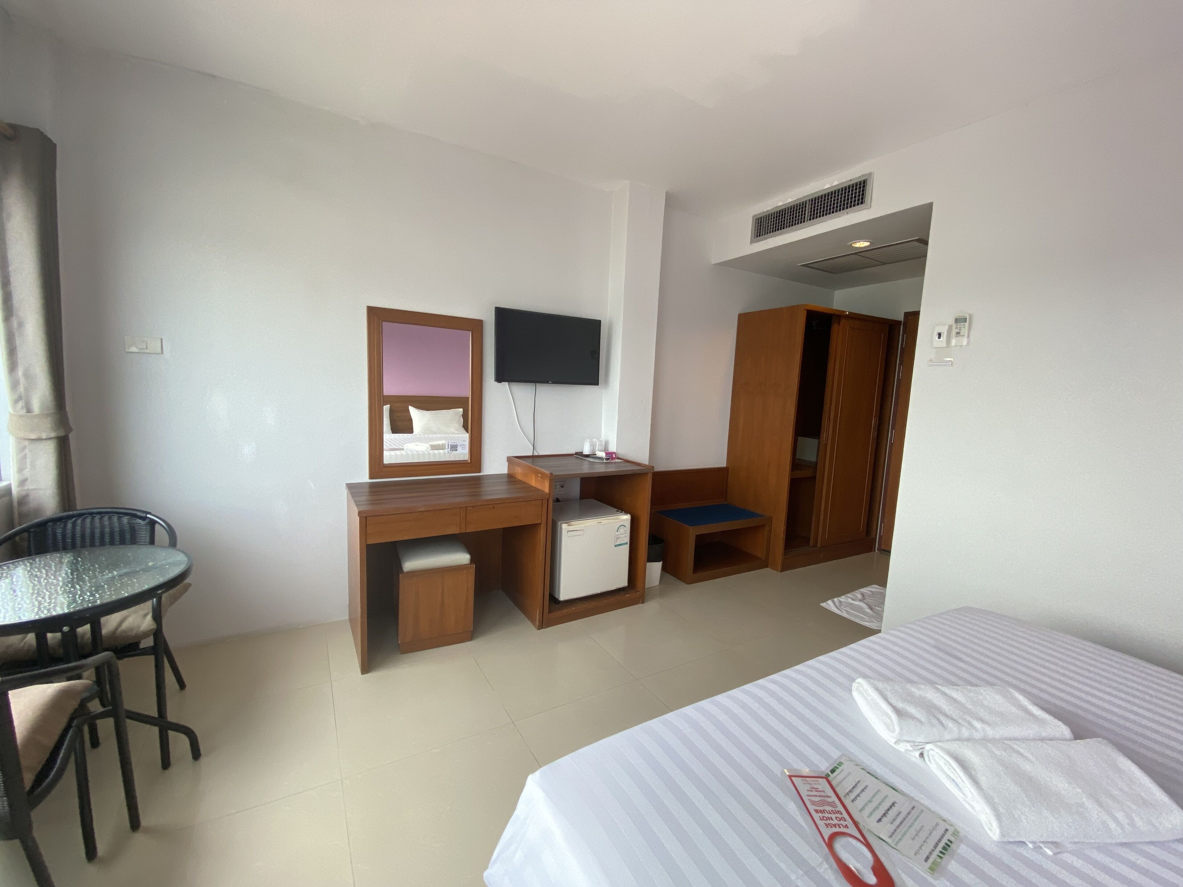 standard double room with seaview | in-room safe, rollaway beds, free wifi