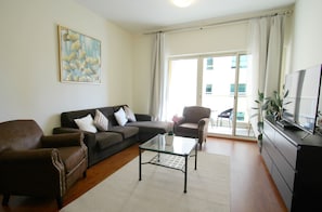 Leilighet, 1 soverom | Oppholdsområde | TV