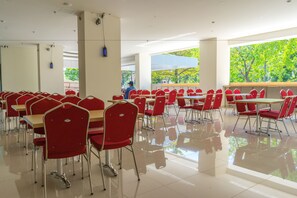 Breakfast, lunch, dinner served; Indonesian cuisine