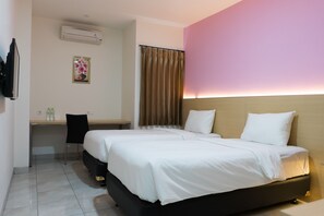 Deluxe Room | Premium bedding, desk, soundproofing, free WiFi - I&M Hotel Billiard (Surabaya)
