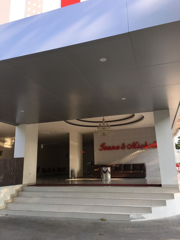 Property entrance - I&M Hotel Billiard (Surabaya)