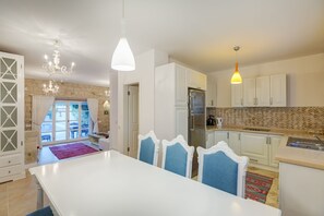 Basic Villa, 3 Bedrooms, Non Smoking (Duyguhan) | Private kitchen