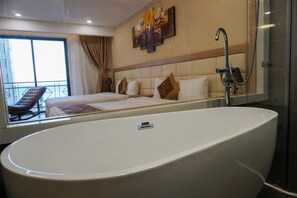 Familien-Suite, Balkon | Komfortbadewanne